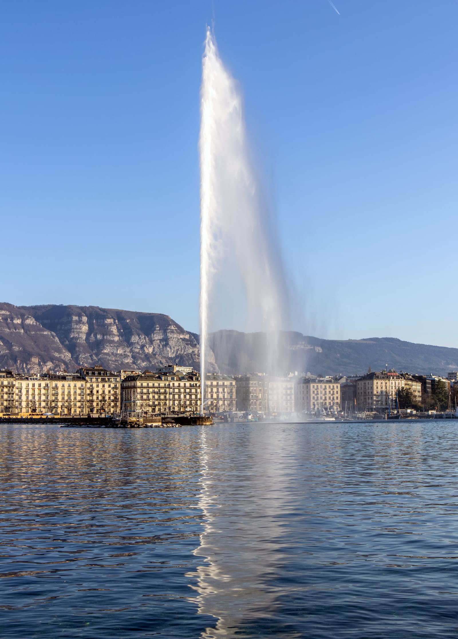 The Jet d’Eau on Lake Geneva against the Alps